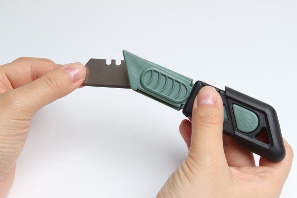 คัตเตอค์นิรภัย (2) ใบมีดคัตเตอร์ (กล่องละ 10 ใบ) ราคาต่อกล่อง