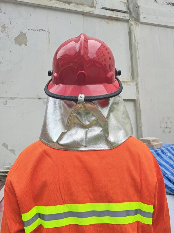 messageImage_1730186780139_0 หมวกดับเพลิงพร้อมกระบังหน้ากันแรงกระแทก สีแดง พร้อมแถบสะท้อนแสง